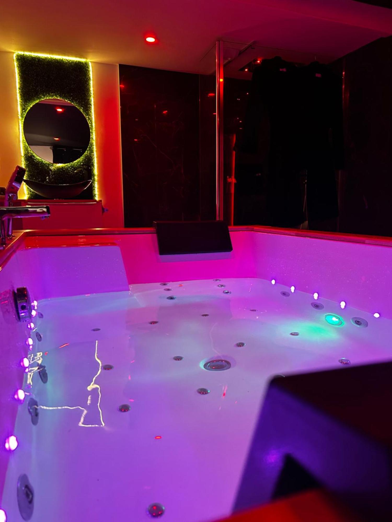 Love Room Haut De Gamme - L'Extase Avec Jacuzzi Violaines Exterior foto