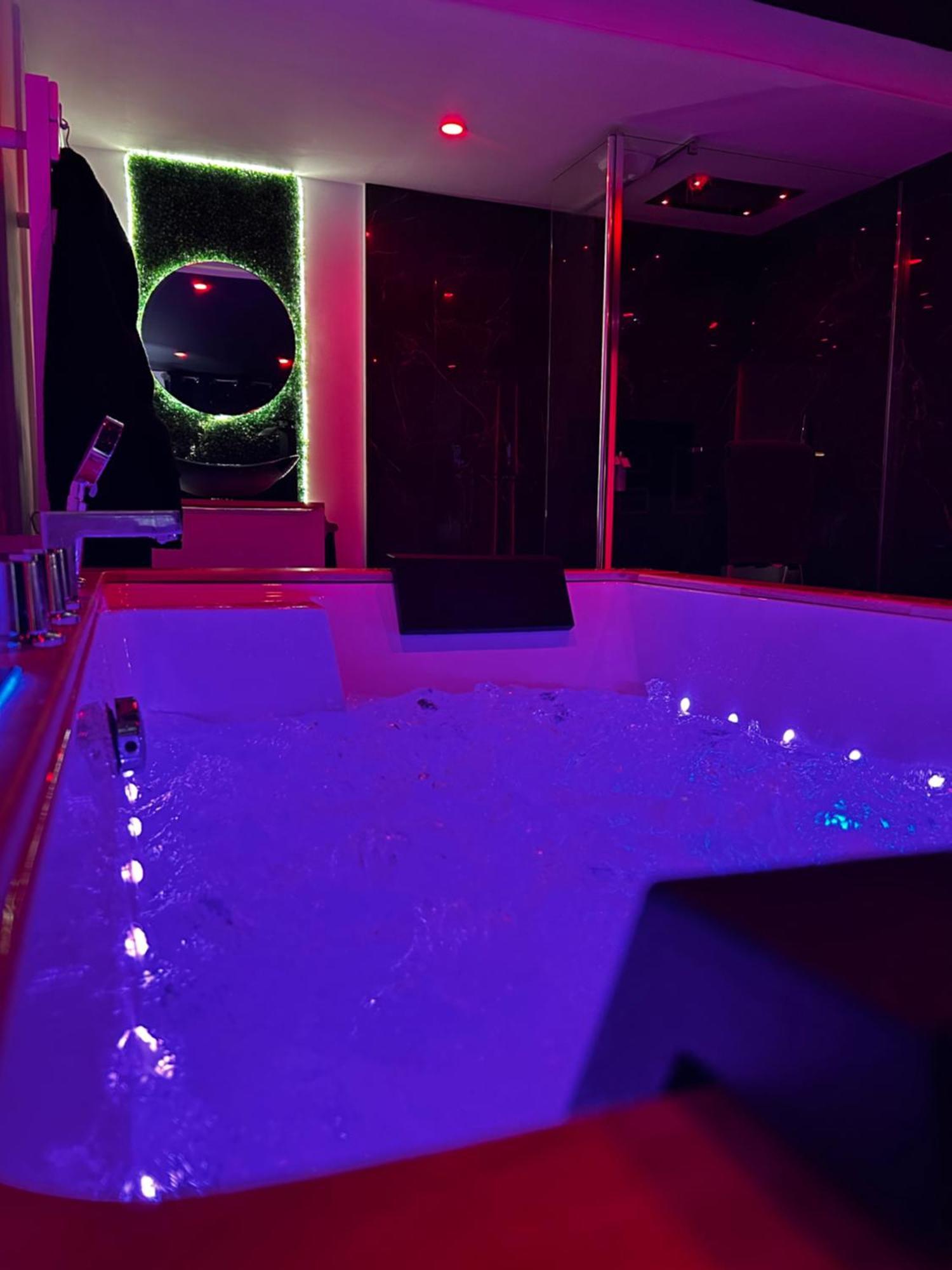 Love Room Haut De Gamme - L'Extase Avec Jacuzzi Violaines Exterior foto