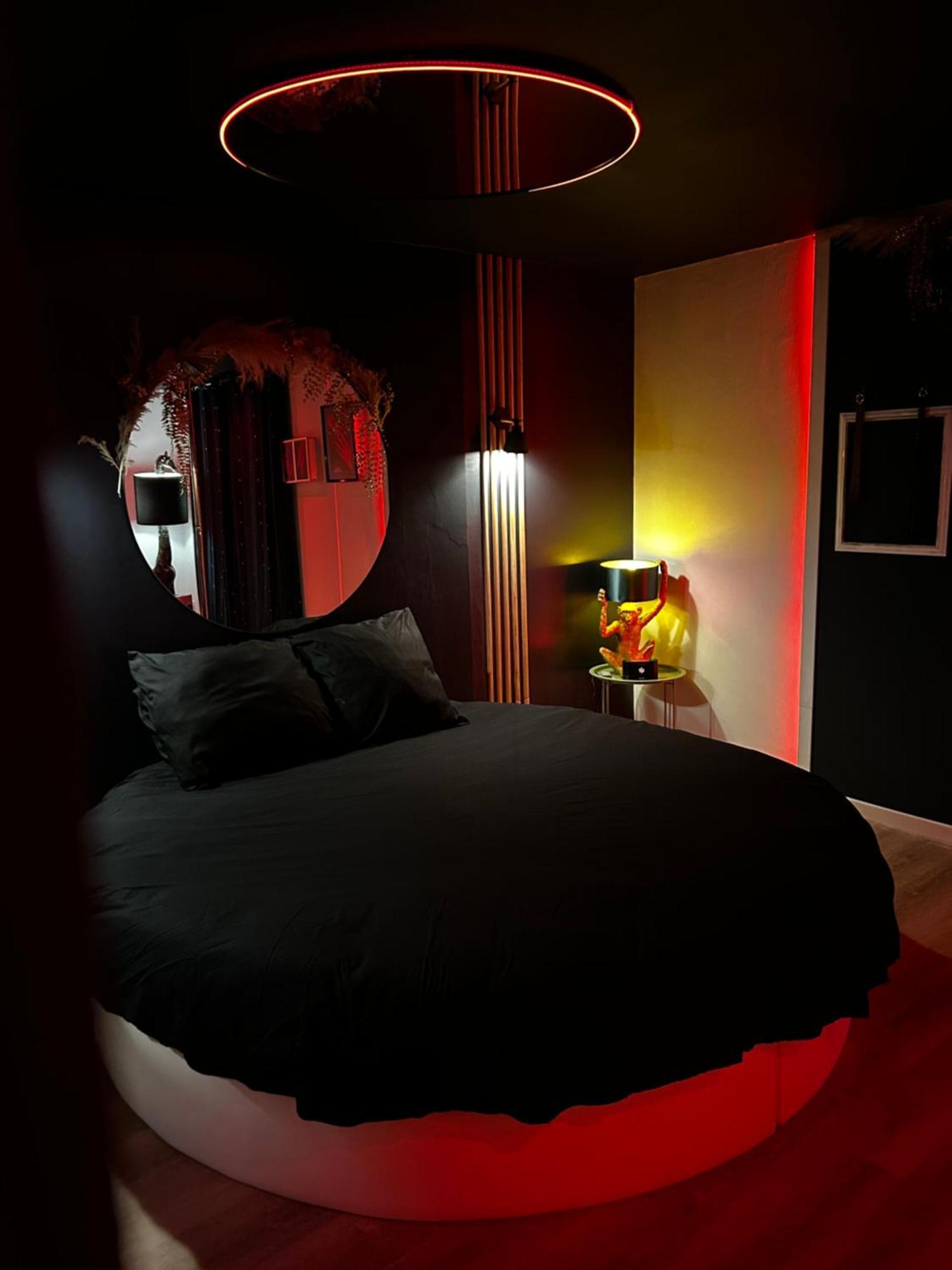 Love Room Haut De Gamme - L'Extase Avec Jacuzzi Violaines Habitación foto