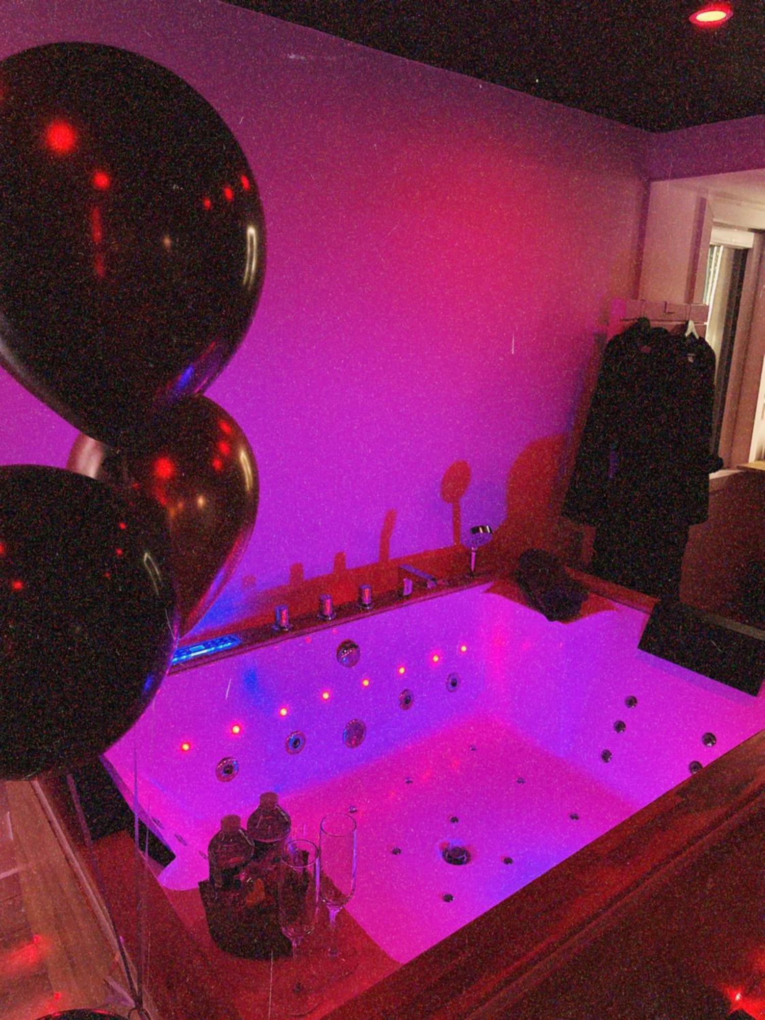 Love Room Haut De Gamme - L'Extase Avec Jacuzzi Violaines Exterior foto